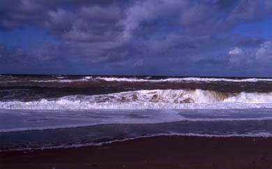 Meeresstrand mit auslaufenden Wellen